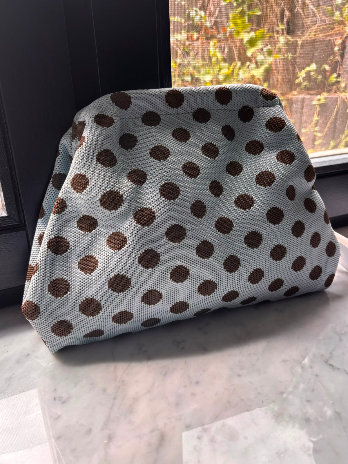 Gepunktete Strick-Clutch
