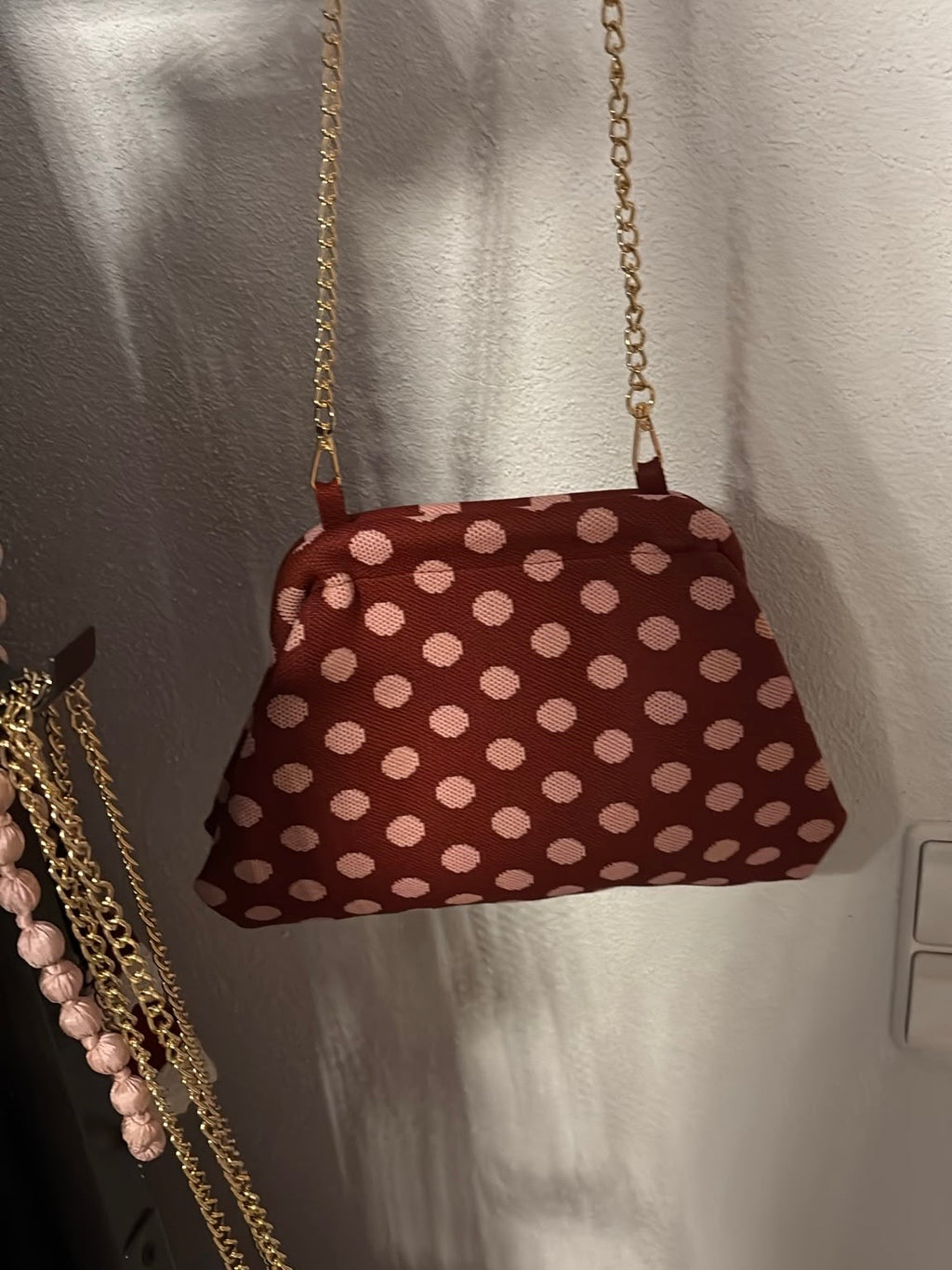 Gepunktete Strick-Clutch
