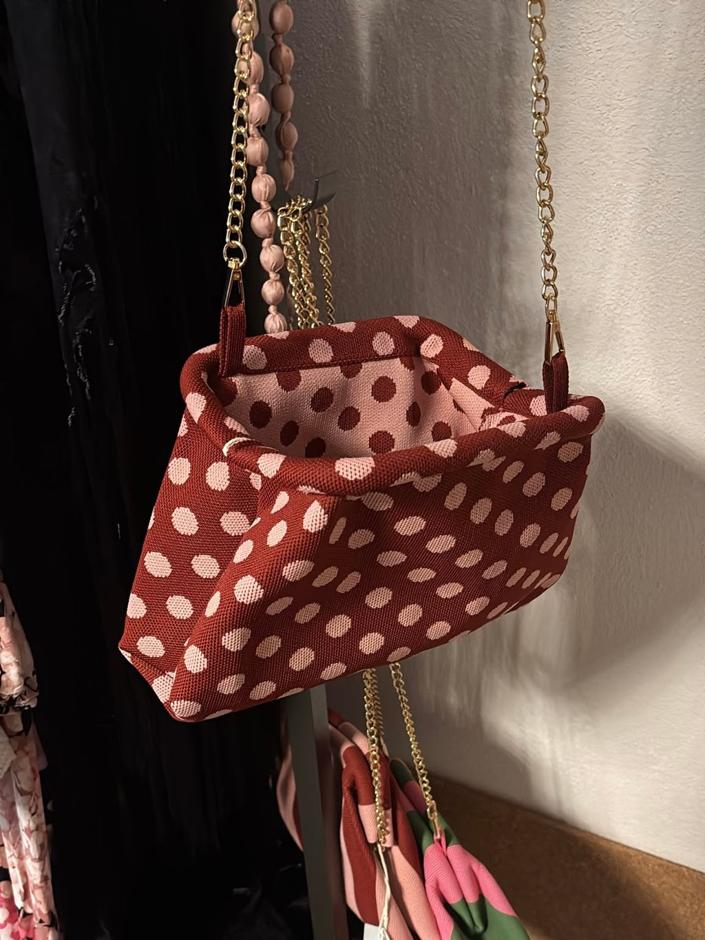 Gepunktete Strick-Clutch