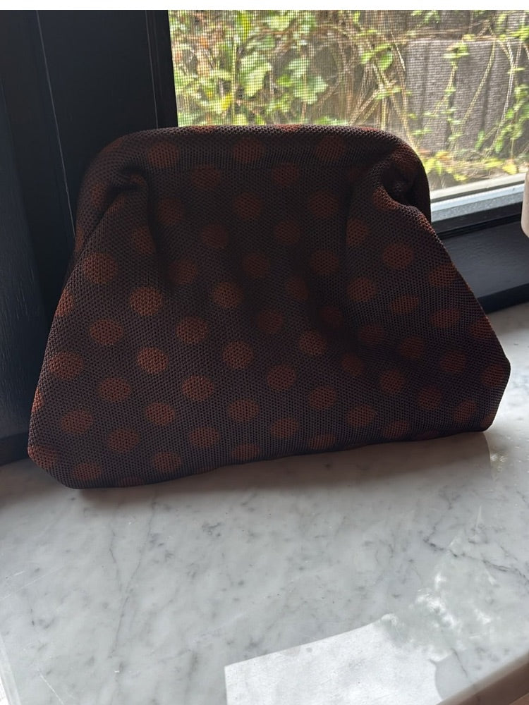 Gepunktete Strick-Clutch