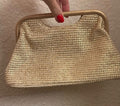 Goldene Strick-Clutch