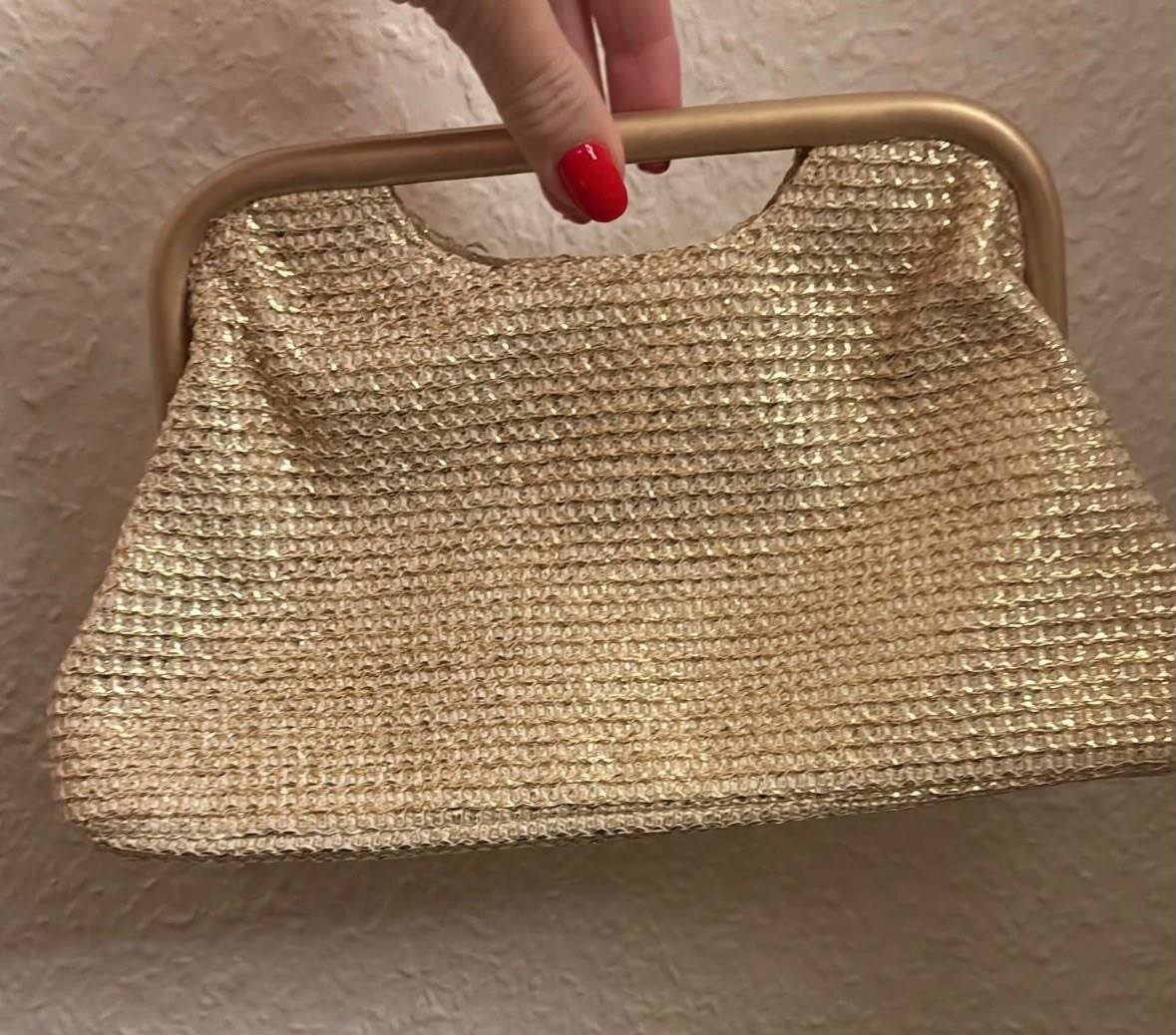 Goldene Strick-Clutch