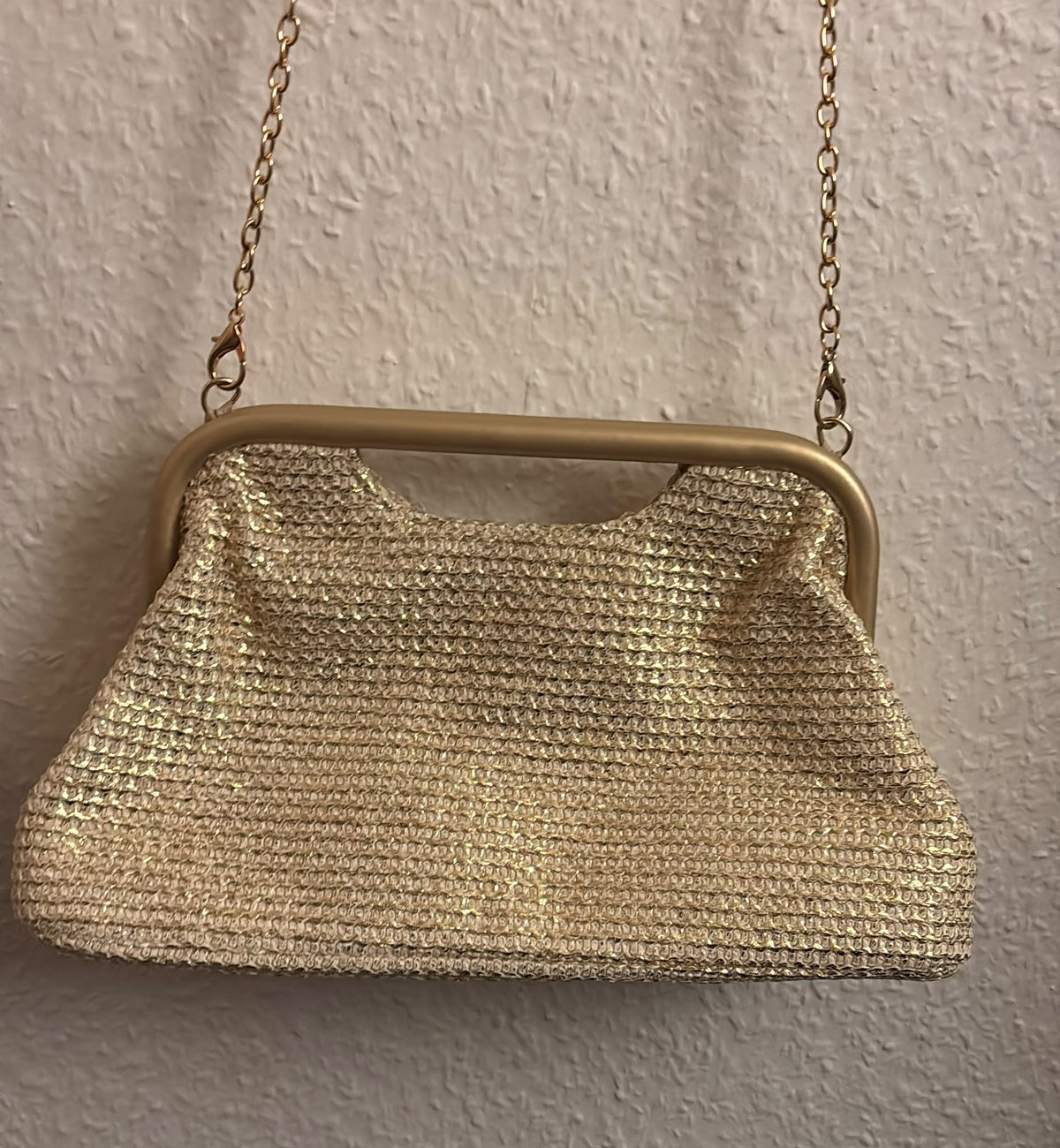 Goldene Strick-Clutch